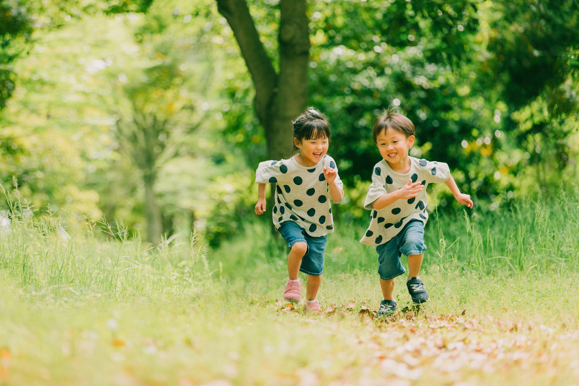 笑顔で走る子どもたち