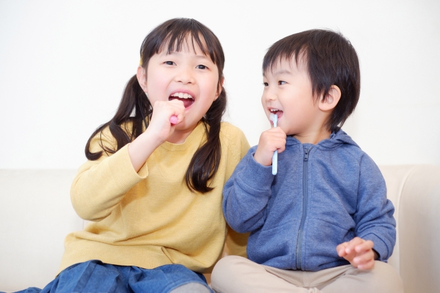 笑顔の男の子と女の子