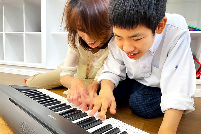 笑顔の男の子と女の子