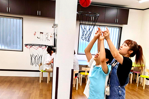 笑顔で走る子どもたち