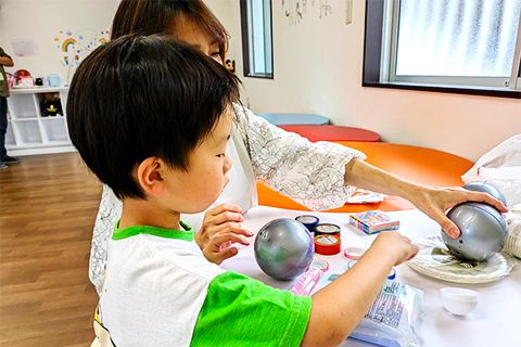 笑顔で走る子どもたち