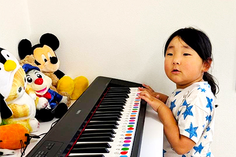 笑顔で走る子どもたち